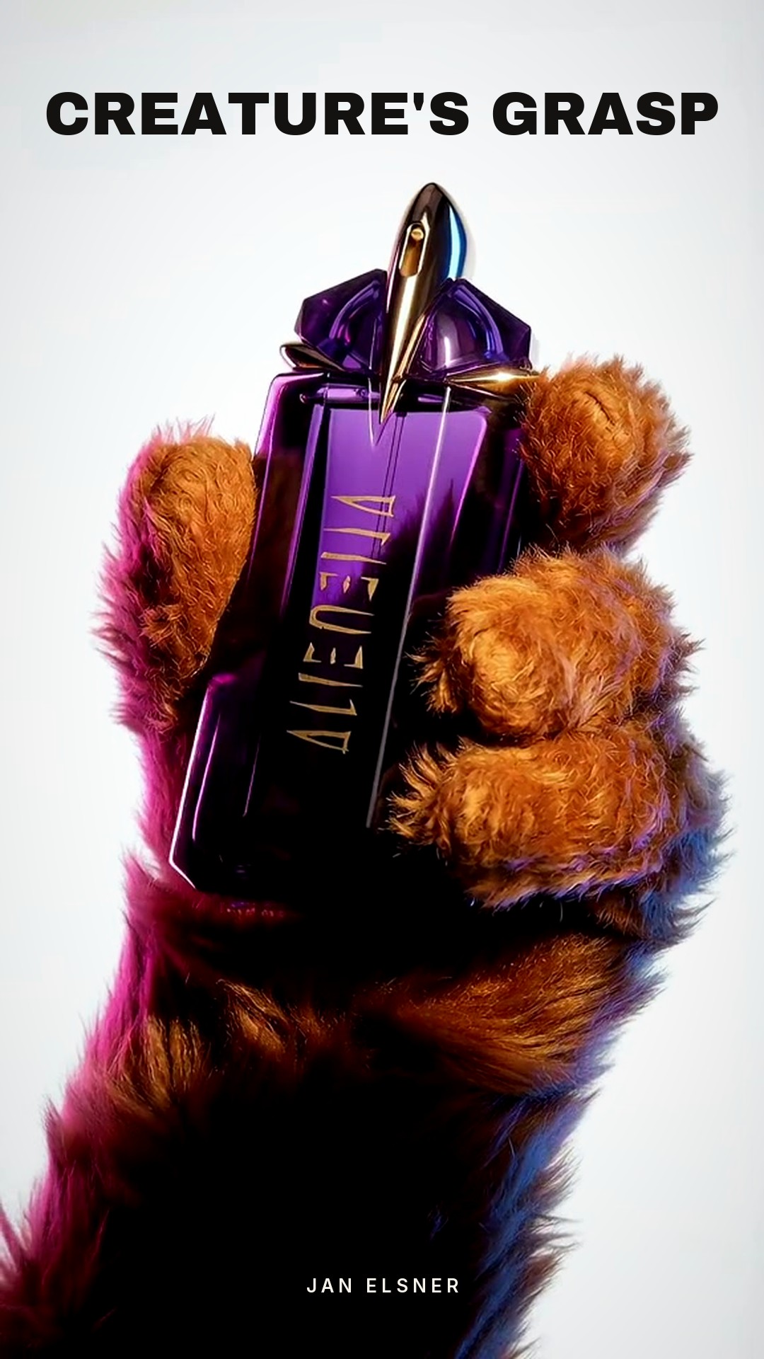 Análisis de anuncio IA macro para perfumes: mano de criatura