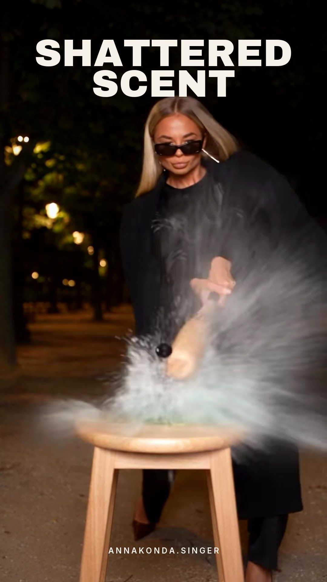 Anuncio de perfume de lujo: gancho visual con bate