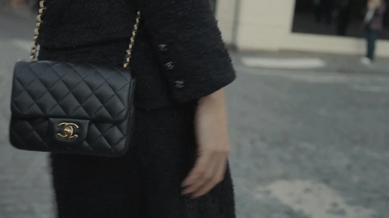 Luxury Handbag Ad Breakdown: Lifestyle Context