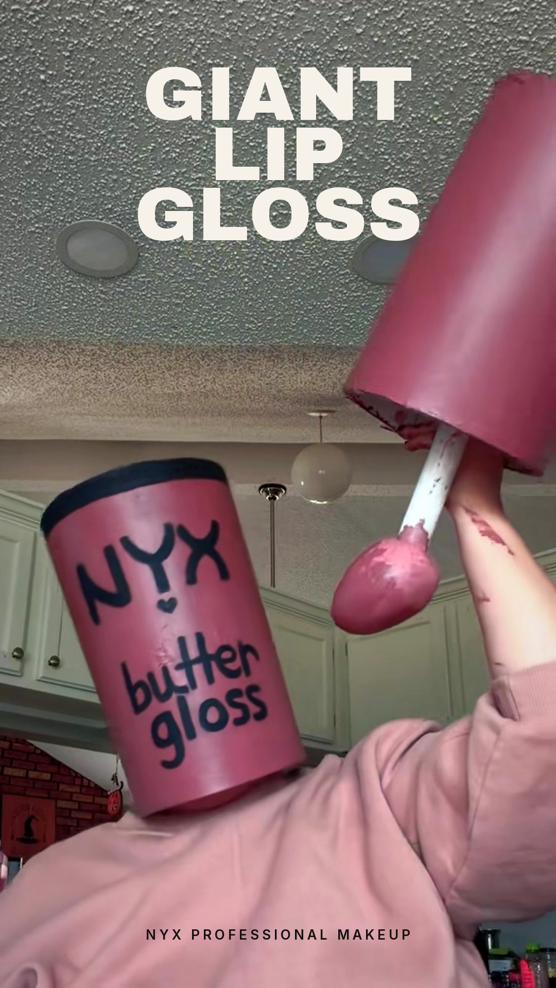 Análisis Creativo: Anuncio DIY con Accesorio Gigante