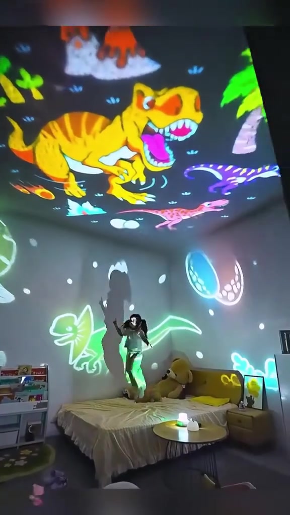 🦕 Сладък нощен проектор динозавър ✨ Цветни звездички по стените и тавана 🔋 Работи на батерии или с USB захранване 🛍️ Вземи го сега 👇