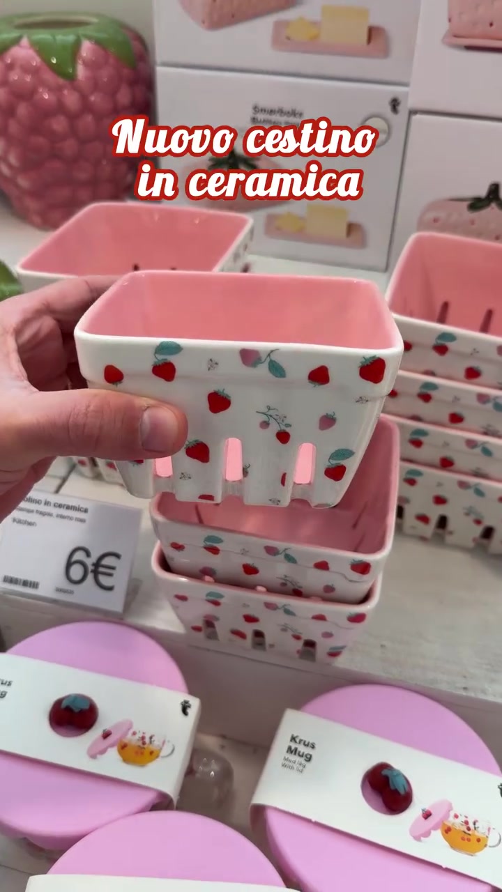 Fragole fresche, stile irresistibile 🍓✨ Il cestino in ceramica perfetto per lavarle e servirle con un tocco di design. Pratico, originale e pronto a diventare il protagonista della tua tavola! Scarica