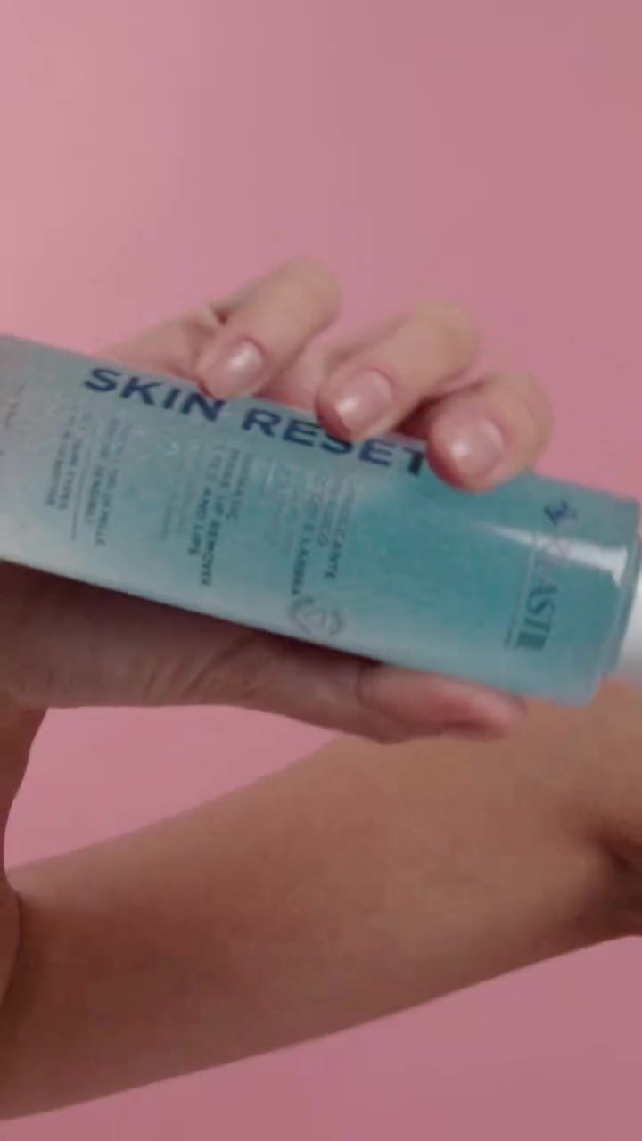 L’ABC del reset? 🔹Struccante bifasico occhi labbra 🔹Mousse detergente 🔹Tonico Scopri l’azione combinata dei tre prodotti della nuova linea Skin Reset, per struccare, detergere e idratare in soli tre s