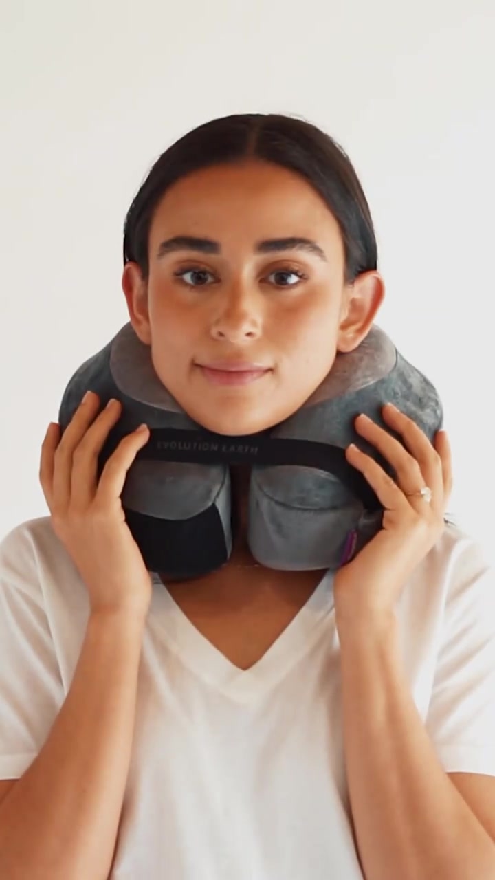 Have you felt the Softest Pillow on Earth? 🌎  A buttery, soft experience made for your travel comfort ✈️ . . . #travelessentials #butterysoft #travel #travelmusthaves #sustainable