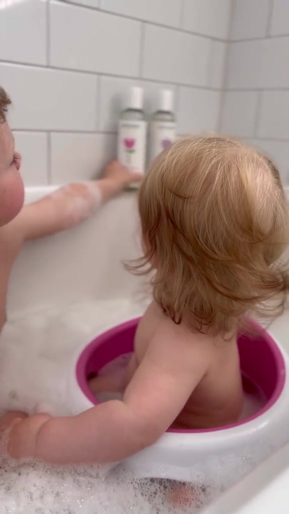 Big sister duties 😇🫧 @edierose_andwillowjames #bathtime #bubblebath #siblings #bigsister #bedtimeroutine #babyskincare #sensitiveskin #crueltyfree #kitandkin