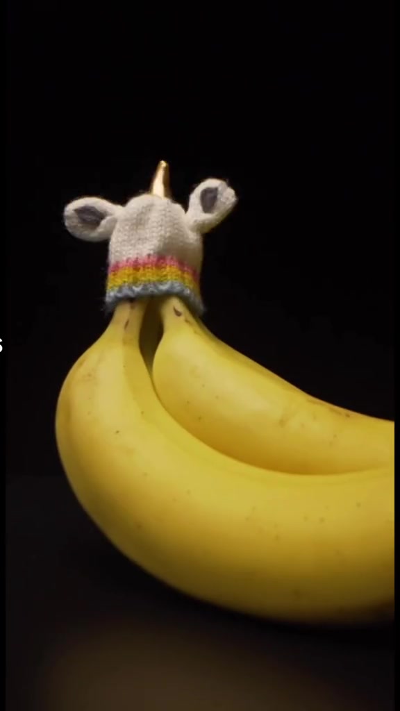 Nana Hats slow down the absorption of ethylene gas, the natural ripening agent that turns the bananas brown 🍌🎩 #nanahats #homeessentials  #homegoods #home #lifehacks #homegoodsfinds #interior #partyfa
