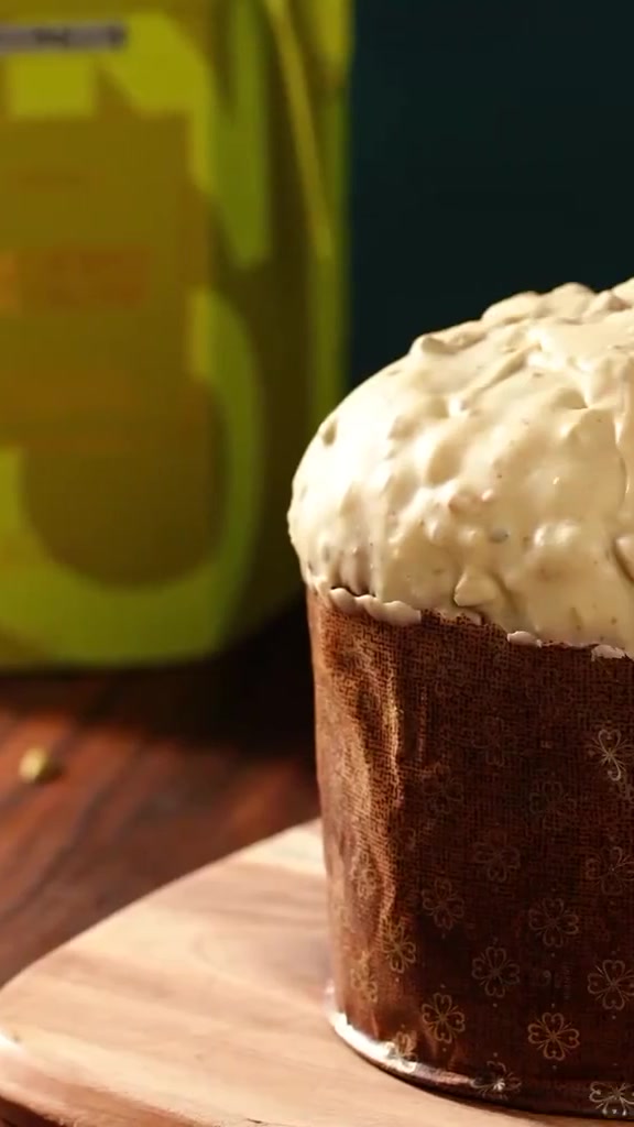 Panettone Pistachio Cream, the true taste of the Holidays 🎄🧡 This Italian recipe is a holiday delight made with naturally leavened dough and pistachios, filled with pistachio cream filling, and topped