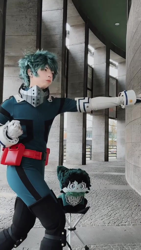 Deku teaching his new plush sidekick how to be a hero 🥺 The little guy’s doing great, isn’t he?  Use discount code ‘teacakecos’ at @PLUSHSHOP.COM to get your own little sidekick 🥰 #mhacosplay #plushsh