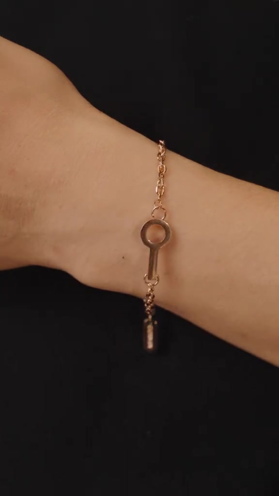 Ai nói nam không đeo được trang sức màu vàng hồng. Không chỉ giúp anh em trông “bảnh” hơn, màu Rosegold còn tăng thêm độ lịch lãm, chững chạc cho outfit để mỗi lần xuống phố là một lần tạo dấu ấn khó