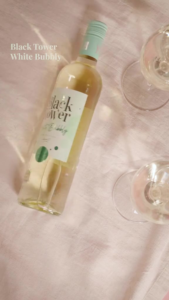 Black Tower Organic White Bubbly är ett friskt och lätt mousserande vin från det välkända varumärket Black Tower. Vinet är både ekologiskt och veganskt, framtaget med fokus på kvalitet och rena smaker