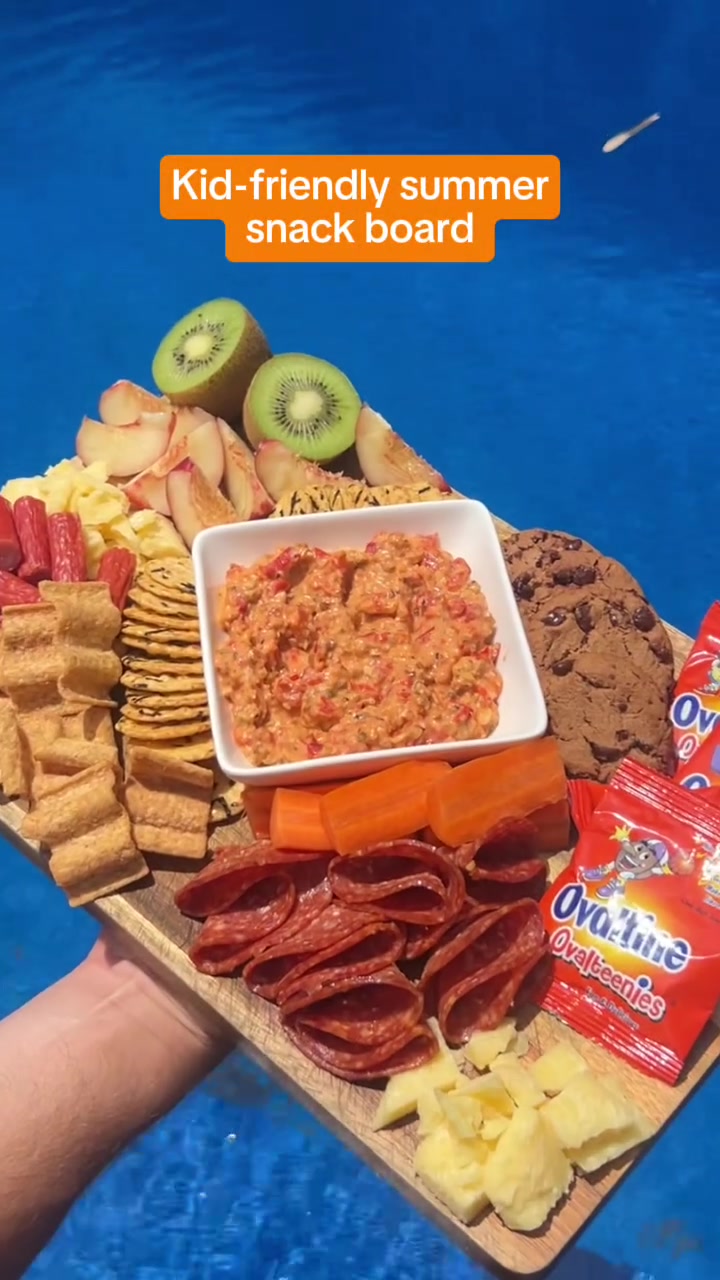 Add this to the snack plate Pinterest board - the kids won't be able to get enough of it! 🤤