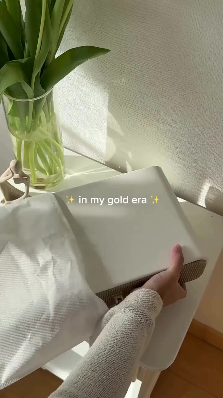 Want to add some sparkle and glamour to your wardrobe? ✨ Put the Sofia jewelry box on your wishlist 🤍