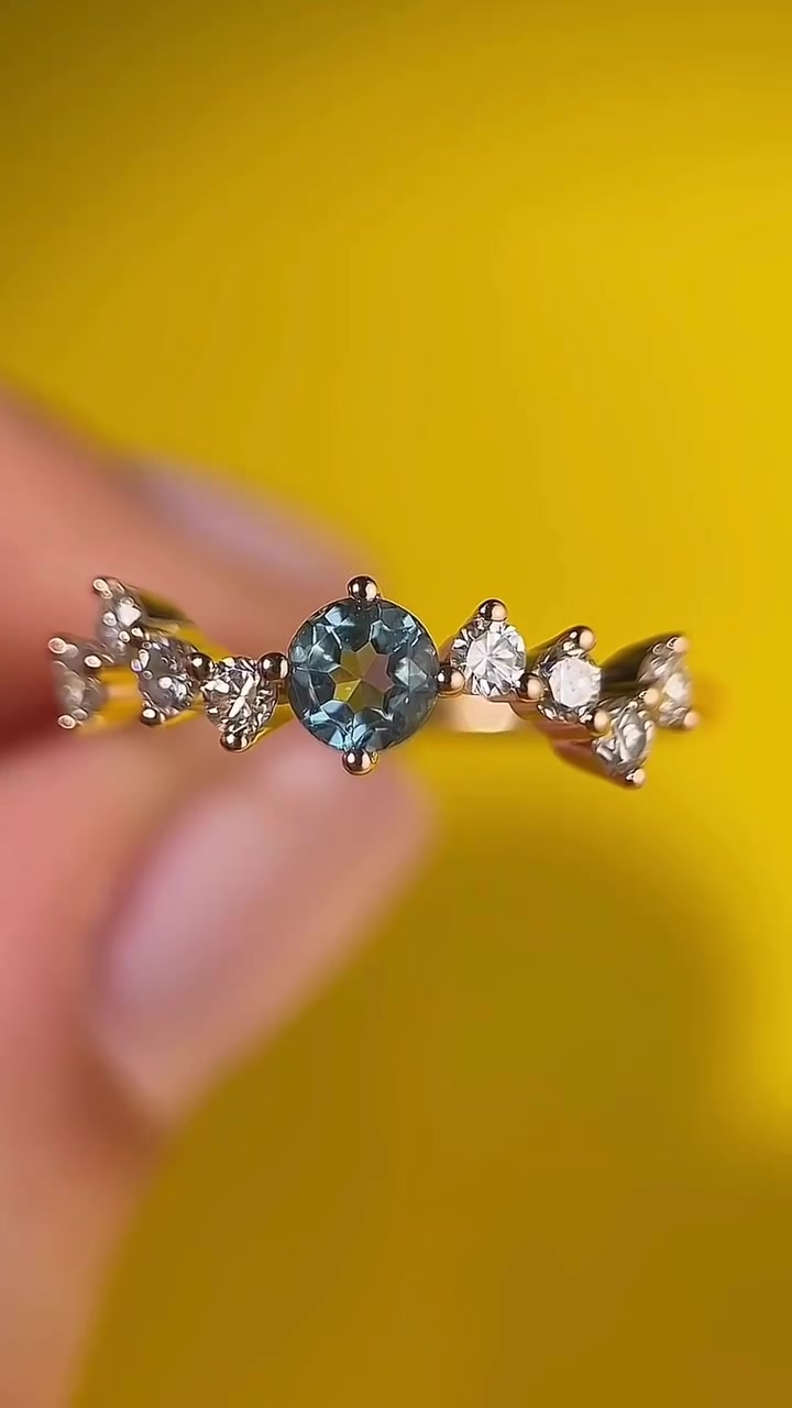 Joaillerie responsable, fabriquée à Paris. Bijoux éthiques en or 18 carats recyclé et diamants de seconde main.

Livraison gratuite partout en France, Garantie 2 ans.

Mise à Taille Gratuite - Paiemen